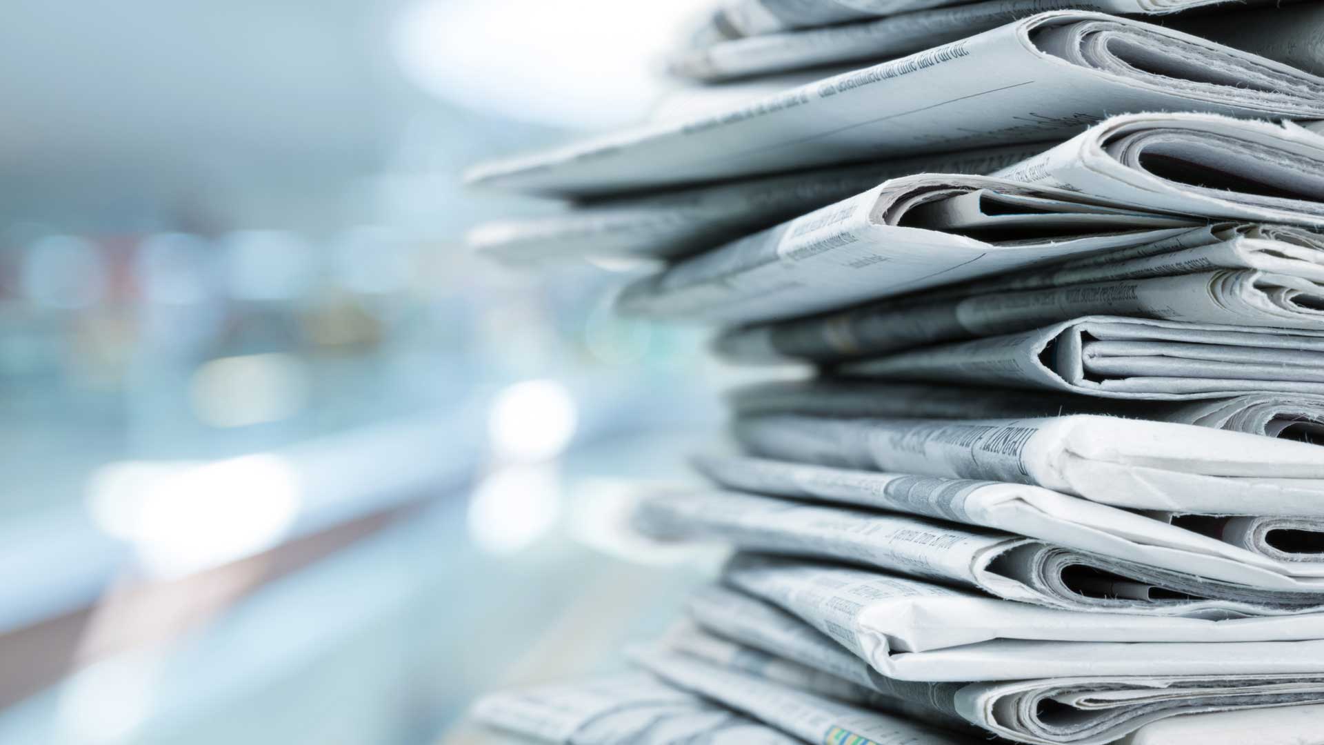 Verlag Zeitung, Zeitungen aufeinander gestapelt